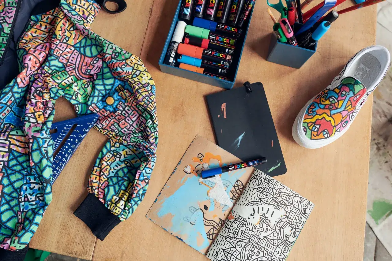 Des marqueurs Posca, c'est quoi ? Des outils pour customiser une veste, une chaussure et des carnets avec des motifs colorés et graphiques.