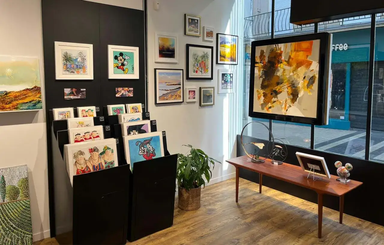 Galerie d'art pr&eacute;sentant des &oelig;uvres vari&eacute;es, de Mickey Mouse &agrave; des paysages. Id&eacute;al pour savoir comment rechercher un artiste peintre et trouver son style.