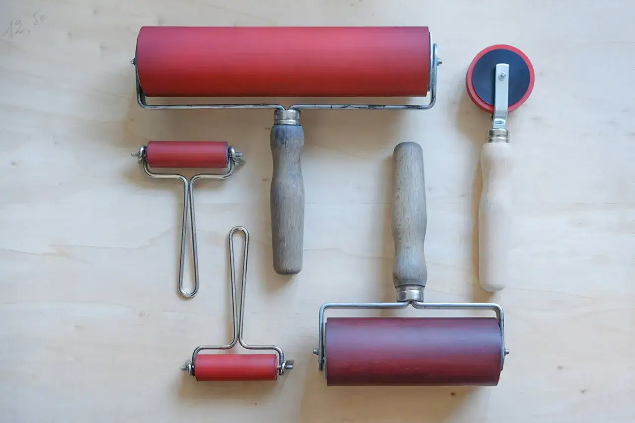 Rouleaux de diff&eacute;rentes tailles pour une linogravure facile. Des outils pr&ecirc;ts pour l'encrage.