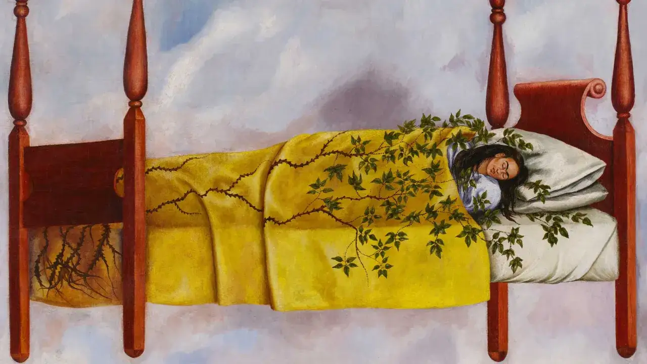 Frida Kahlo dort paisiblement, envelopp&eacute;e dans un drap jaune orn&eacute; de ronces et de feuilles vertes.