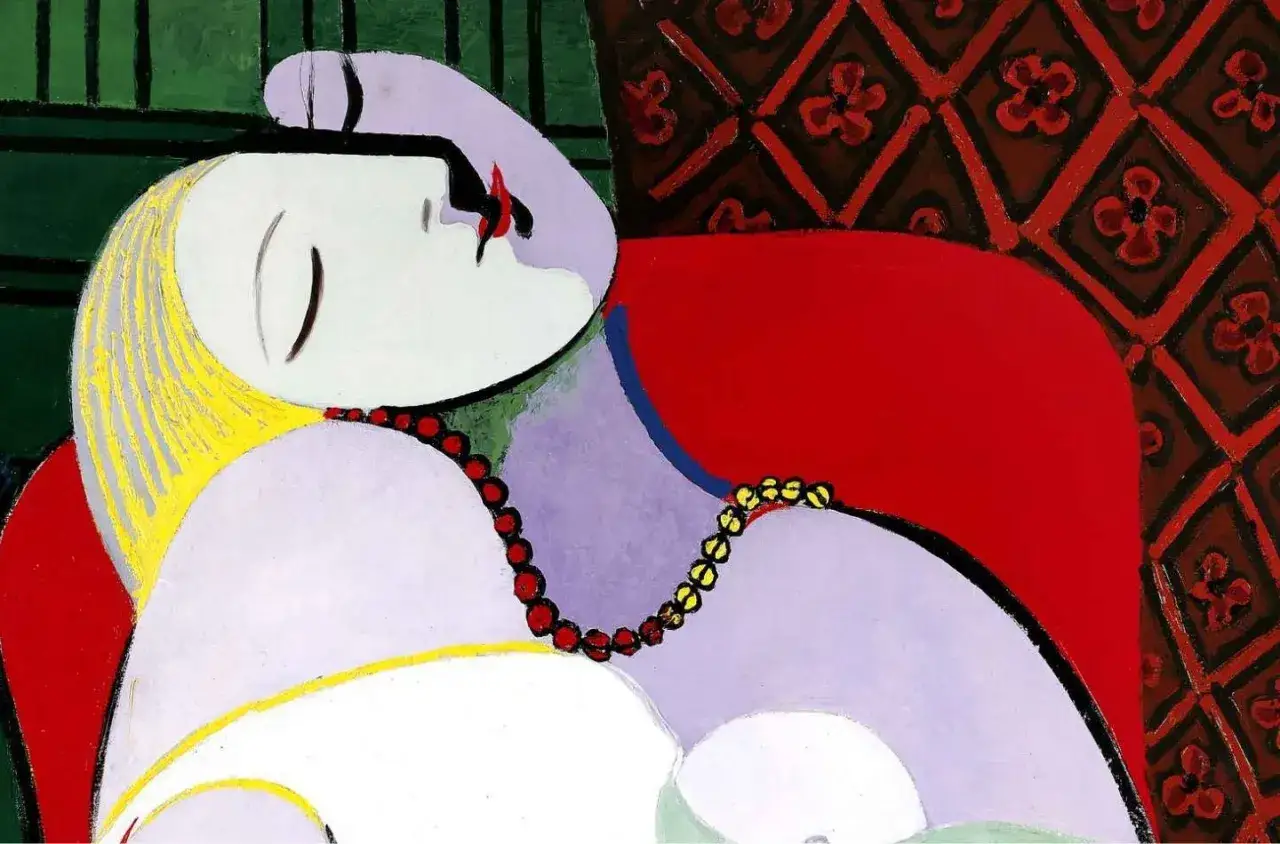 Une femme endormie, peinte dans le style cubiste de la p&eacute;riode artistique de Pablo Picasso, repose sur un fauteuil rouge, par&eacute;e de perles.