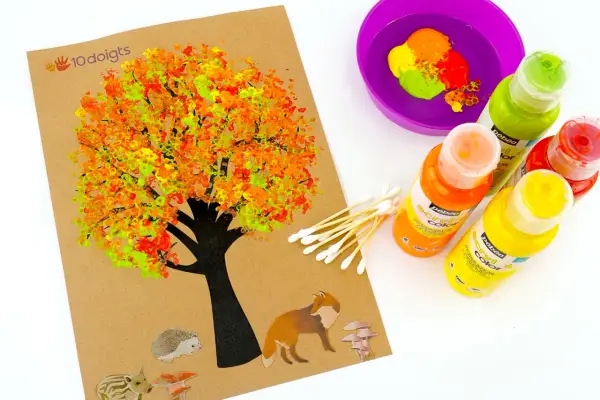 Une peinture automne facile avec un arbre aux feuilles colorées, des animaux et des champignons. Des cotons-tiges et des peintures sont prêts pour créer.