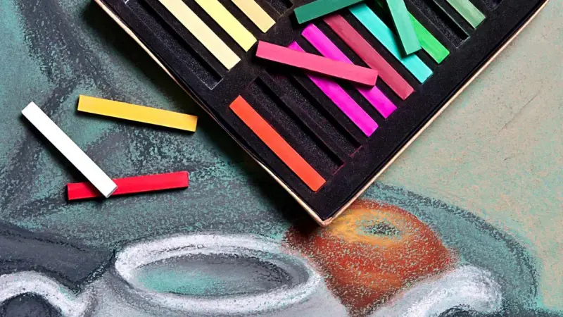 Un assortiment de pastels gras aux couleurs vives, prêts à donner vie à un dessin.