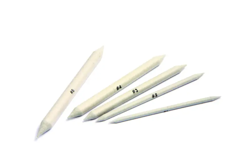 Ensemble d'estompeurs de dessin fait maison, de tailles variées, numérotés de #2 à #5, prêts à estomper les traits de crayon.