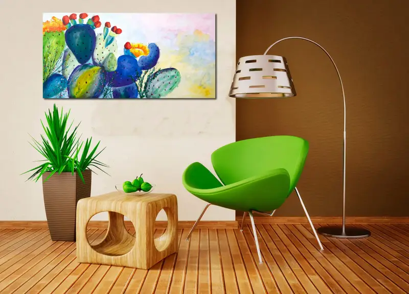 Un tableau cactus moderne aux couleurs vives, avec des touches de bleu, vert et jaune, illumine un salon contemporain.