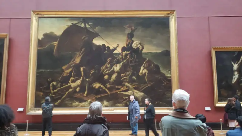 Un tableau crépuscule, "Le Radeau de la Méduse", montre des survivants désespérés sur un radeau. Des visiteurs contemplent cette œuvre dramatique.