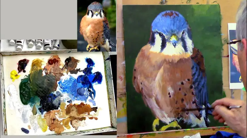 Peinture acrylique sur toile d'un faucon crécerelle, avec palette de couleurs et tubes de peinture.