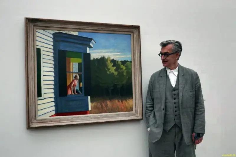 Un homme regarde une peinture d'Edward Hopper, "Gas", représentant une femme à une fenêtre.